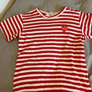 Play tröja - Säljer min röd randiga play tröja i storlek S. Annvänd va 3 ggr🥰