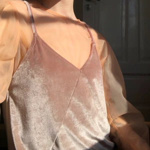 Velvet klänning - Champagnefärgad klänning i velvet från Pull&Bear, storlek XS.