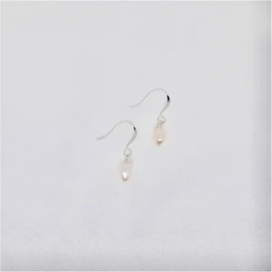 Örhängen Silver/guld - Handgjorda örhängen. Örhängena är silver/guld pläterade, och klarar av vatten. Finns i flera färger och pärlor på min sida!                                                                                                   -                                                                                                 Köp 3 betala för 2! Packar säkert och fint, går att ge som present redan i posten. Frakt kostar 13 kr 📦                            Hör av dig vid frågor 💕 /Isadoras Silver