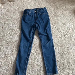 Ex. H&M jeans Storlek 40-52 - Utthängda jeans från H&M och är typ 1 vecka gamla. Jeansen är inte använda och storleken är 40-52 den kostar 150kr 