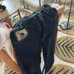 Jeans - Jeans jag köpte här på Plick, skit snygga men tyvärr alldeles för små. Det största problemet var att dom var för korta i benen. Jag är 166 cm men dom var ca 10 cm kort så passar någon på 155>. Det är först till kvarn och DU får betala posten. Snyggt tryck på rumpan och spelkort i fickan.