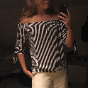 Gina tricot blus - En gammal rackare som jag bara aldrig använt så mycket och inte min stil längre! Dma för frågor eller liknande