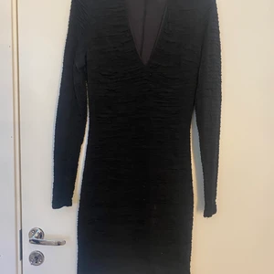 Svart klänning  - Svart kort klänning 