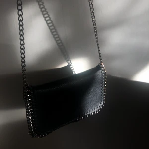 Tiamo Väska ⭐️ - Säljer nu min suuupeeeer fina och trendiga tiamo väska❤️‍🔥 Köpt här på plick för 500 + frakt. Säljer för 350+ frakt då den är i bra skick. Dock har kedjan rostat pyttelite från förra ägaren, men inget som märks💓 Hör av er så kan jag skicka närmare bilder på de. Pris går att diskuteras 