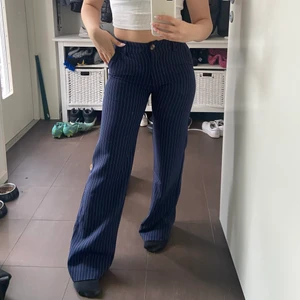 Kostymbyxor  - Super fina kostymbyxor som är mörkblå med vita ränder! Köpta från hemsidan Venderbys och är i storlek Xs, men tyvärr lite för långa på mig som är 158 cm. Mycket skönt material och stretchiga i midjan!💕💕 Dessa är helt nya med prislappen kvar. Ursprungspris 500 kr, säljer för 400 kr. Frakt ingår inte. 😘😘😘