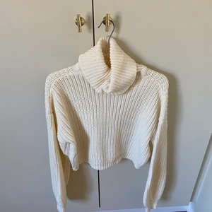 Kroppad stickad polotröja  - Snygg mjuk benvit polotröja i en kroppad modell😊