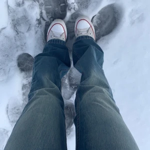Bootcut ljusblå jeans - Ascoola ljusblåa bootcutjeans unika fickor! Säljer då de tyvärr är för små, från märket phink industries och är i barnstorlek 164, motsvarar en xs. Bra längd/långa för mig som är 160. Mid-lowwaist och tyvärr är dragkedjan trasig (därav priset) men syns ej om man har tröja över😊😊kan skicka bild på det, köparen betalar frakt