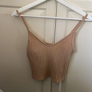 beige topp - Säljer denna beiga topp från hm i storlek xs. Fint skick. Perfekt nu till sommaren. Säljer för: 50kr+frakt🥰