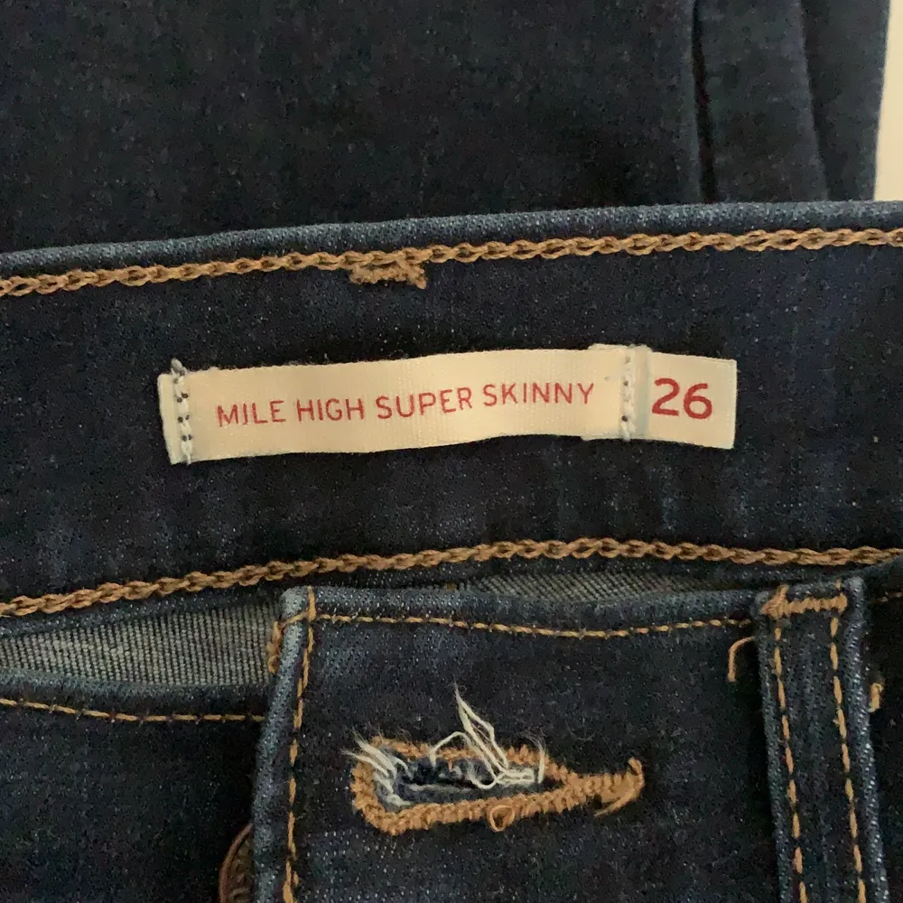 Högmidjade skinny jeans strl w26. Lite slitna i grenen, annars bra skick. Köparen står för frakt, men kan ev mötas upp i Stockholm vid köp av flera plagg.. Jeans & Byxor.