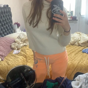 Hollister  - Säljer ett par fina leggings/byxor som kan användas till vardagen, sjukt skönt material o inte som ett par vanliga mjukis utan samet. Några frågor eller så, hör bara av dig så tar vi de privat. Använda 2 gånger för har inte haft användning av de men sjukt sköna👍storlek xs men skulle troligtvis passa nån som lutar sig åt S också som jag är❤️dom är vida nertill 😍