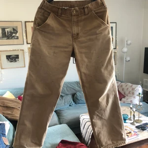 Carhartt Carpenter Pants - Säljer mina Carhartt Carpenter Pants i beige/sandfärg, strlk; 31/30. Skitsnygga och trendiga just nu. Kom med bud och frågor om ni har några.