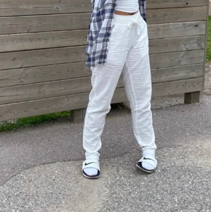 Linnebyxor - Super fina och bara testade. Buda!! Bud är bindande så om du lägger ett bud och vinner budgivningen måste du köpa plagget!