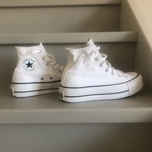 Vita coverse - Vita högre converse i strl 37. Ord pris 900kr. Skorna är i väldigt fint skick. Fraktar endast och köparen står för frakten (66kr) 