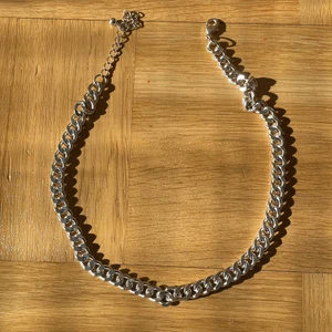 Silver kedja - Silver kedja, går att skjustera i storlek och är nästan oanvänd😍 Säljer för 70 kr!