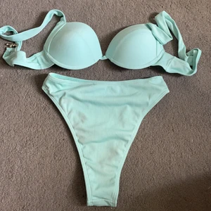 Högmidjad bikini  - Bikini från SHEIN aldrig använd, inte ens testad. Storlek S på båda. En för 50 eller båda för 80 kronor. Köparen står för frakten 