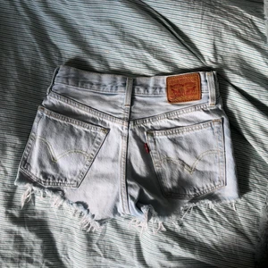 Levis shorts - Ljusblåa shorts från Levi’s. Storlek W24. Midjemåttet är ca 70 cm. 