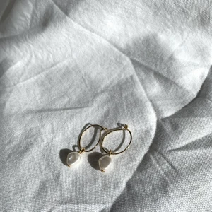 guld pärlörhängen - skitsöta pärlörhängen, imitation av naturliga oljämna pärlor. helt oanvända!  skick: 10/10