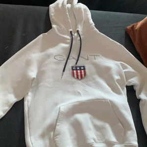 Gant Hoodie  - Gant hoodie i topp skick! Knappast använd, är storlek XS men passar även S. 