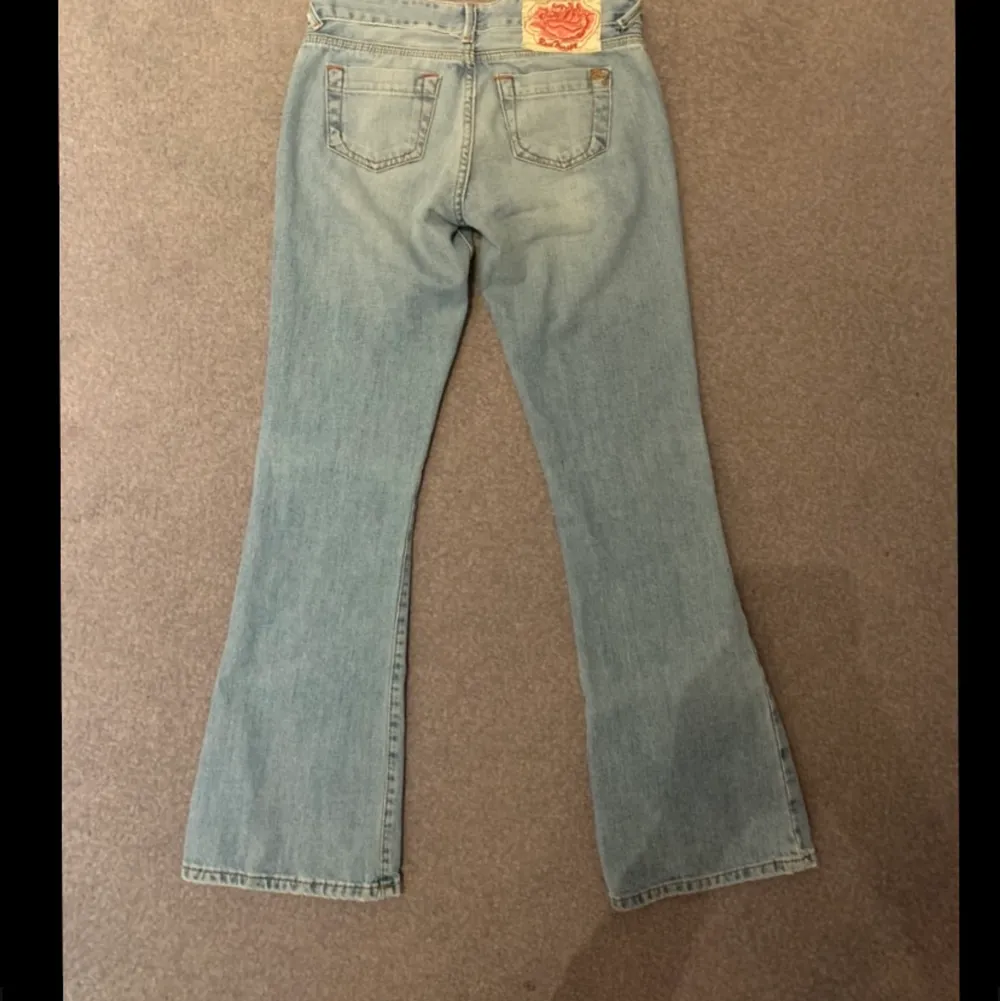 Säljer dessa sjukt snygga lågmidjade bootcut jeans pga att dom är för små på mig💕dom har ett pyttelitet hål som knappt syns (en bild av de på tredje bilden) annars i super bra skick!!💗Skriv till mig privat om ni är intresserade💞 Köpte dom för 500kr💕💕 ( köp direkt för 500kr). Jeans & Byxor.