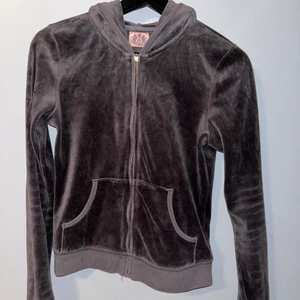 Juicy couture kofta - Super fin juicy couture kofta köpt i den äldre modellen, den är i en jättesnygg brun/grå färg och har rosa detaljer på baksidan!är i storlek M men skulle säga att Xs-S stämmer bättre💋 lägger upp igen då förra köparen inte svarar💕