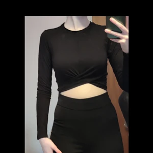 Topp från h&m  - En svart topp från h&m med omlott (om det heter så😂) under brösten