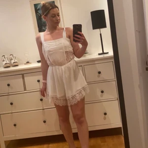Vit Jumpsuit - Vit jumpsuit med spetsdetaljer från H&M storlek 38. Använd fåtal gånger.