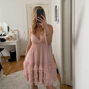 Volangklänning - Världens finaste klänning i ljusrosa med volanger nertill!! Storlek xs men passar mig med s jättebra. Får alltid så mycket komplimanger när jag bär denna🥺 Säljes endast vid bra bud
