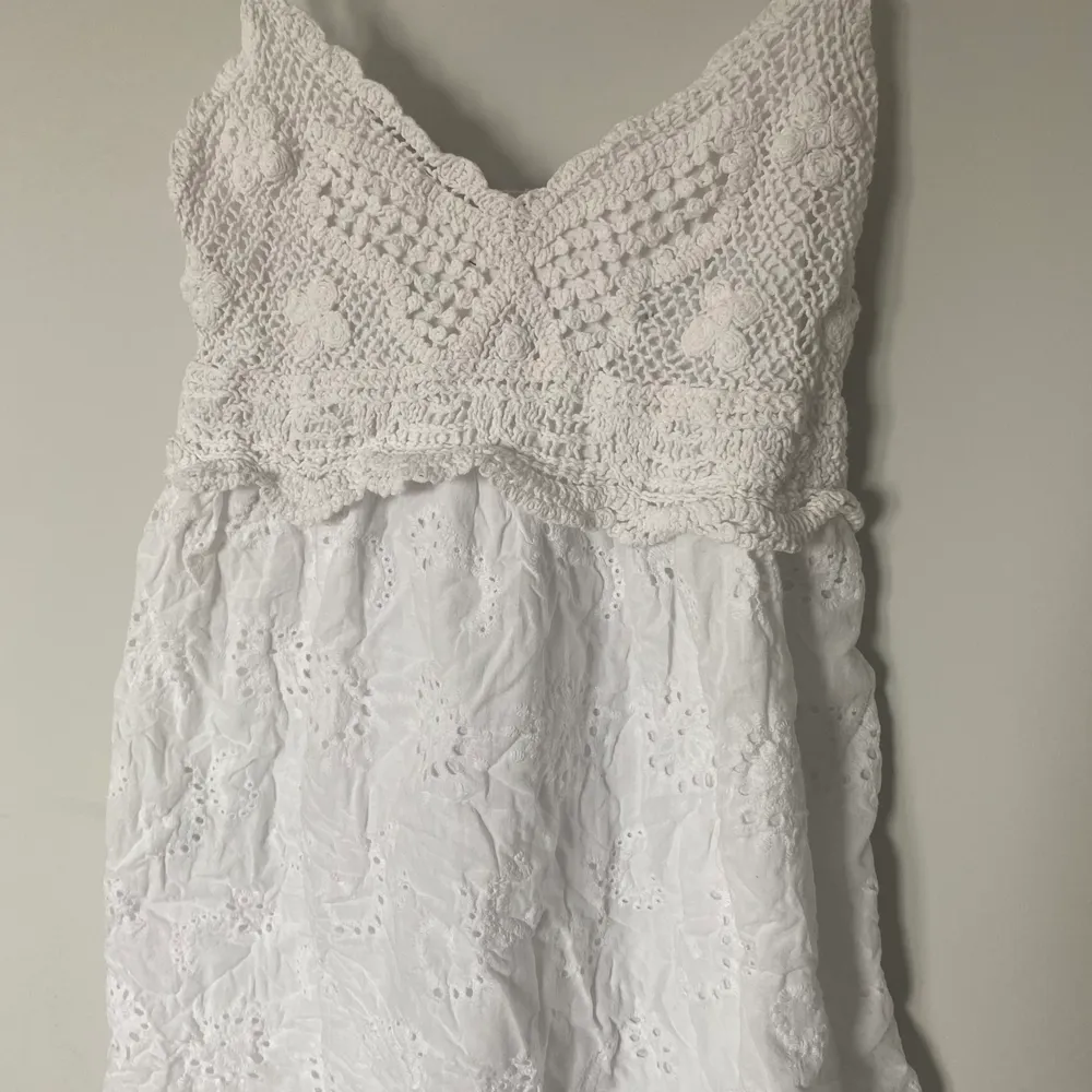 Supersöt vit somrig klänning, säljer pga dålig användning. Storlek L 🤍 Köparen står för frakt! . Klänningar.
