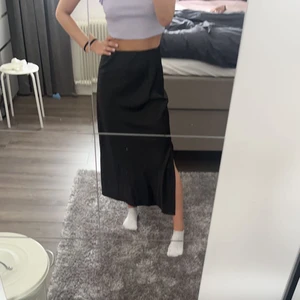 Satinkjol med slits  - Köparen står för frakten 