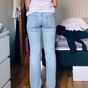 Snygga levis jeans låg/mellan midja storlek 34/36, kollar intresset