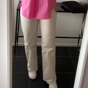 Jeans från Zara - Raka jeans från Zara säljes, dom är mer vit i verkligheten än på bilden. 200 kr + frakt
