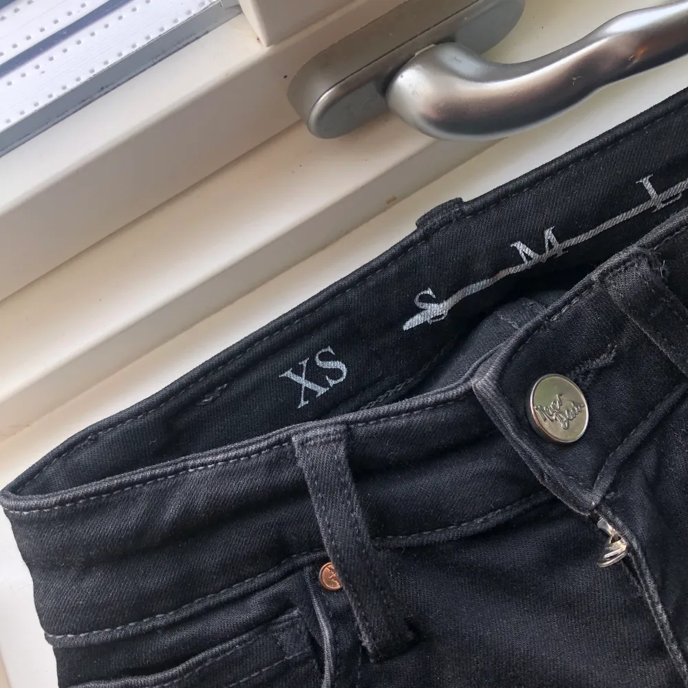 Svarta tajta jeans i storlek XS. Jeans & Byxor.