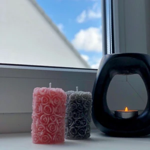 🌷Rosie Candle🌷 - Väldigt unikt & vackert ljus. En underbar gåva inför mors dag 😍   (Vid doft och/eller gold flakes; 12kr)  (Vid present packning; 4kr)   Tillgängliga dofter: Ocean, Rosor, Kanel, Nytvättat & Cotton Candy