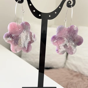 Örhängen  - Handgjorda örhängen av lera. Samfraktar. Kontakta för flera bilder eventuellt video. Storlek ca 6  cm Står ej för postens slarv Kontakta för nickelfri alternativ