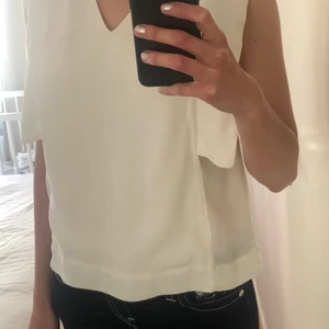 &otherstorier minimalist blouse in ecru - Original but minimalist ecru top in a very good condition rarely worn, with some threads  on the neckline 