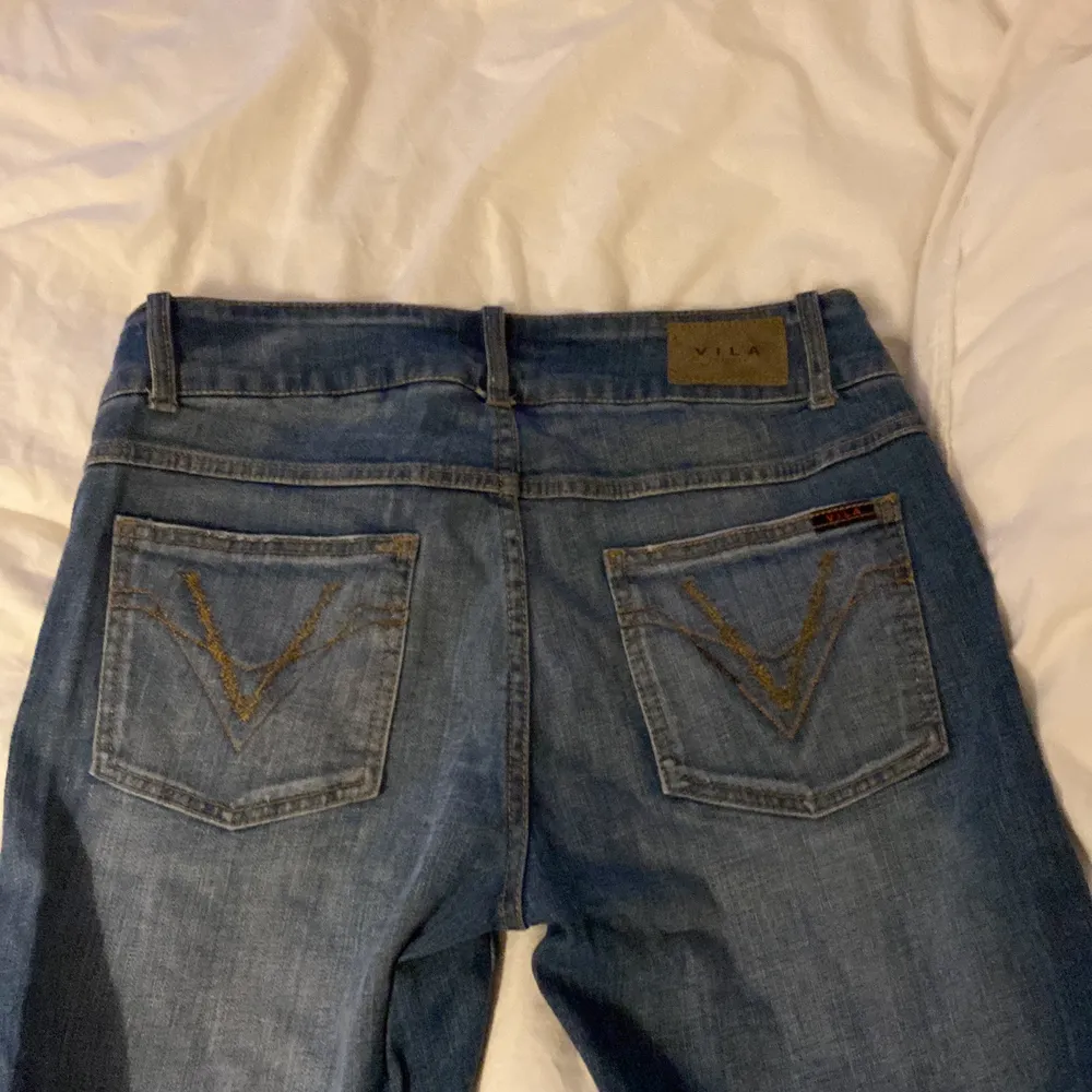 Skit fina vintage lågmidjade jeans från Vila i stl L. Midjemått: 76cm Innerbenslängd: 81cm. Jeans & Byxor.