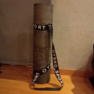 Yoga-matta från Oysho - En grå yogamatta från märket Oysho. Hämtas i Visby.