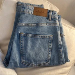 MONKI JEANS - Monki Jeans i modellen ”Taiki” storlek 27. Knappt använd då de är för små💖