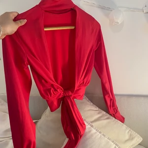 OANVÄNG TOPP FRÅN IVYREVEL - helt oanvänd med lappar kvar storlek XS men passar mig med S också. Man knyter sjäcl på baksidan ( första bilden visar baksidan). Den är schock rosa inte röd!!