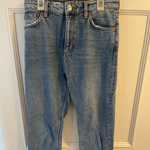 Mom jeans från Monki - Säljer Mom Jeans från märket Monki. Strl 26 enligt lappen, skulle säga att de är mellan small och medium. Betalning sker via Swish. 