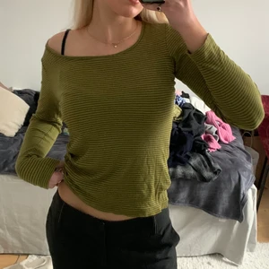 Grön randig tröja - Grön randig tröja. Finns ingen lapp kvar men de är typ en S/M. Skön! 