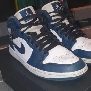 Jordan 1 dark teal mid - Tjena! Säljer mina jordans pga att de börjar bli för små. Använda ett tag men i välldigt fint skick. Har tagit hand om skorna väl helt enkelt. Skokartongen följer såklart med. Pris kan diskuteras 