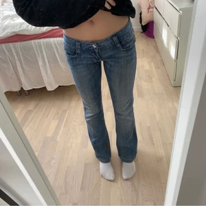 Lågmidjade blåa jeans - Lågmidjade blåa jeans som är köpta på plick, med då de var för stora för mig så säljer jag igen. Lånade bilder av hon jag köpte av men i precis samma skick 