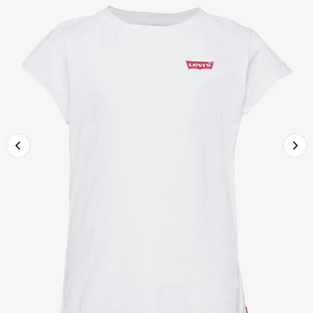 Säljer denna fina tröja. Säljer provrums av att jag köpte i fel storlek. Så för liten💓💓 letar efter en nu ägare . T-shirts.