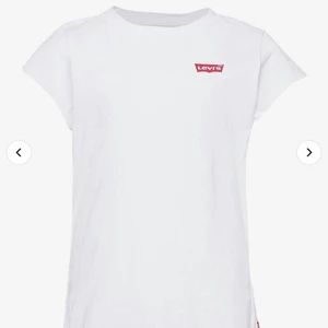 Levis T-shirt  - Säljer denna fina tröja. Säljer provrums av att jag köpte i fel storlek. Så för liten💓💓 letar efter en nu ägare 