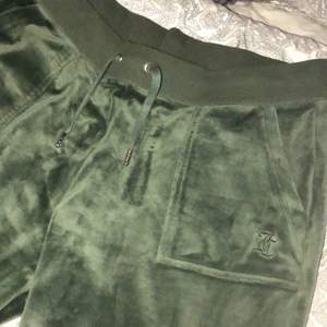 Säljer mina mörkgröna juicy couture mjukisbyxor då jag inte får användning för dom. Använt dom runt 5 gånger så dom är i nyskick! 💚