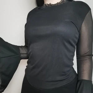 Svart mesh tröja med vida armar  - Så fin topp med mesh armar som är vida 🖤