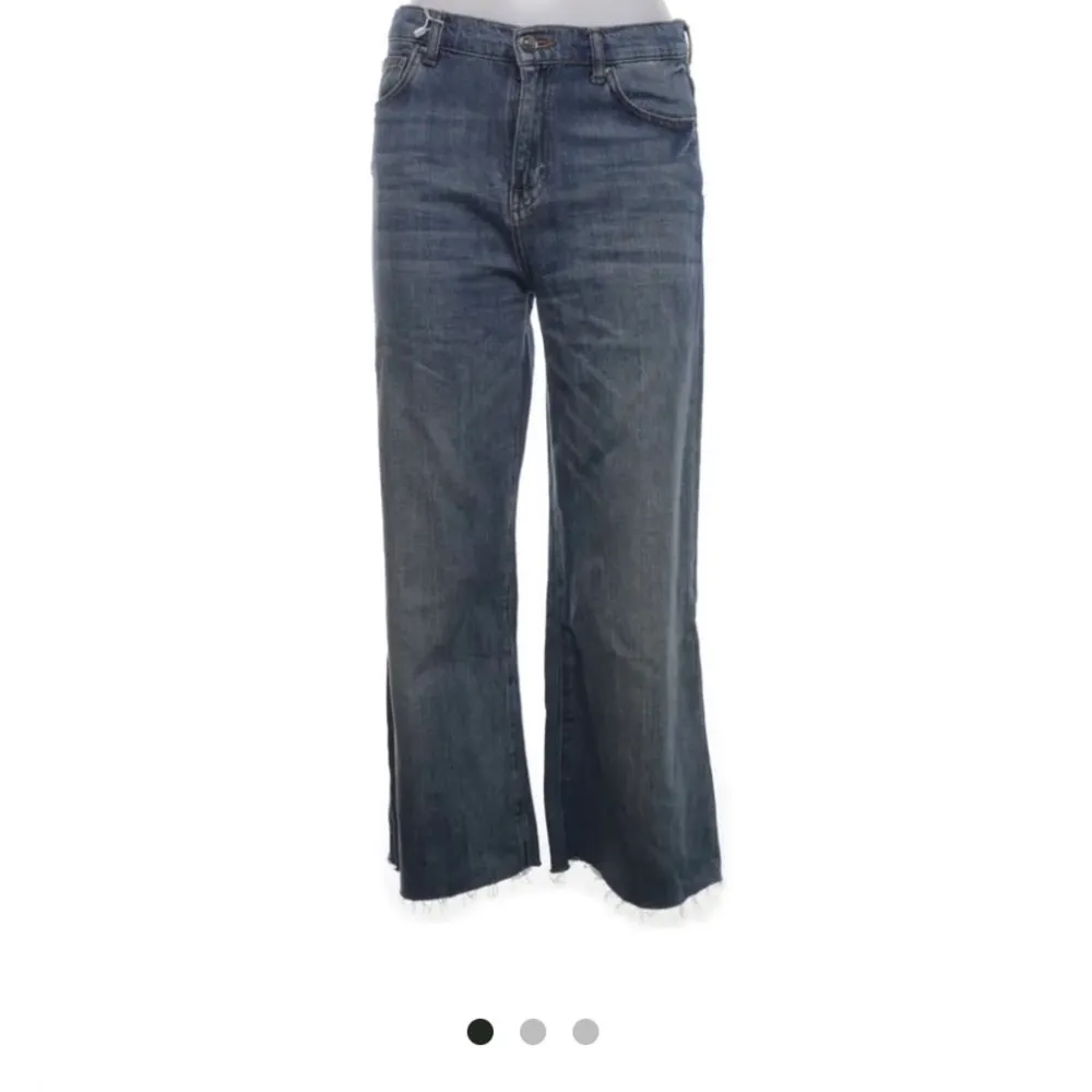 Köpte dessa jeans från Sellpy men kommer igentligen från Zara. Jeans sitter bra men är inte riktigt min stil därför säljs dom. Står 36 men om man vill ha mer baggy skulle säga 34. Jeans & Byxor.