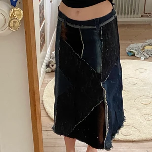 Jeanskjol  - Speciell jeanskjol sydd av flera olika tyger (spets, jeans, Manchester). Helt oanvänd och perfekt skick. Storlek 38, men stretchiga så passar nog även en 40. Möts i Stockholm eller fraktar mot tilläggskostnad.