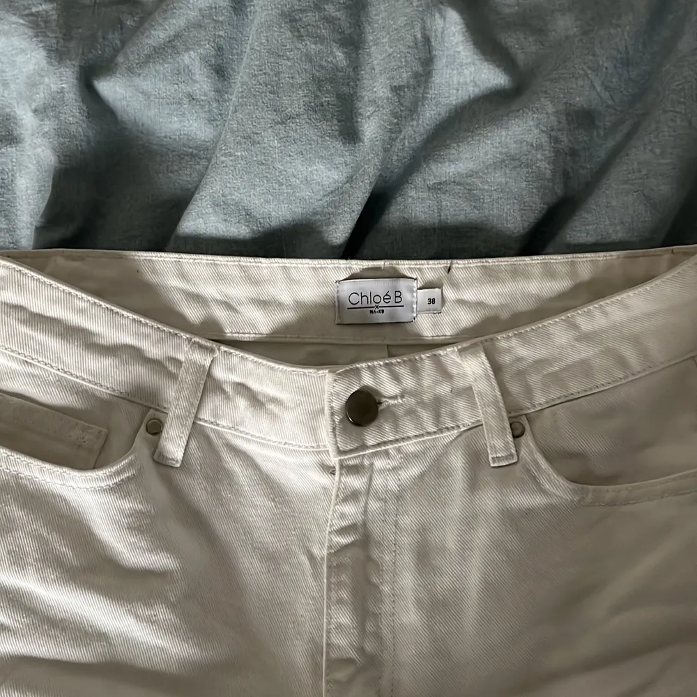 Snygga vita jeans som tyvärr blivit för små. Inga defekter. Köpta för ungefär två år sen på NA-KD (Chloé B kollektion) men är sparsamt använda.. Jeans & Byxor.
